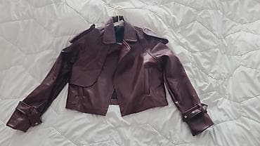 Kratka ženska jakna od eko‑kože u boji tamnog vina/bordo. Model sa na lalafo.rs Kratka ženska jakna od eko‑kože u boji tamnog vina/bordo. Model sa