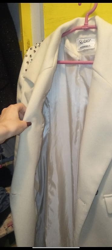 Elegantan ženski kaput u krem/bež boji, klasičnog ravnog kroja do na lalafo.rs — 7 Elegantan ženski kaput u krem/bež boji, klasičnog ravnog kroja do — 7