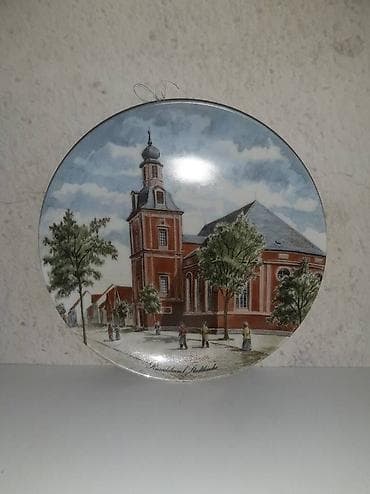 Art & Collectibles: Porcelanski dekorativni tanjir sa motivom crkve i gradskog trga at lalafo.rs — 2 Art & Collectibles: Porcelanski dekorativni tanjir sa motivom crkve i gradskog trga — 2