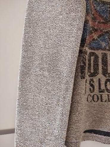 Women's Sweatshirts: Velicina XL, po meni vise za M. Kao nova, pratite mere. Dužina 60/63 at lalafo.rs — 3 Women's Sweatshirts: Velicina XL, po meni vise za M. Kao nova, pratite mere. Dužina 60/63 — 3