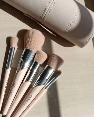 Set četkica za šminkanje Farmasi + futrola - Elegantni komplet u na lalafo.rs Set četkica za šminkanje Farmasi + futrola - Elegantni komplet u