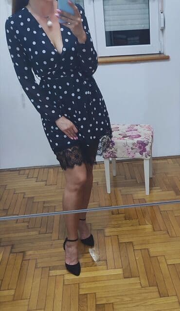 Haljina na tufne, crna sa belim tačkicama, elegantnog kroja. - Model na lalafo.rs Haljina na tufne, crna sa belim tačkicama, elegantnog kroja. - Model