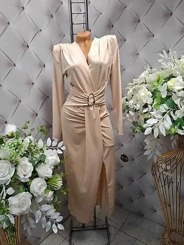 Elegantna midi haljina sa dugim rukavima i preklopom. Model ističe na lalafo.rs Elegantna midi haljina sa dugim rukavima i preklopom. Model ističe