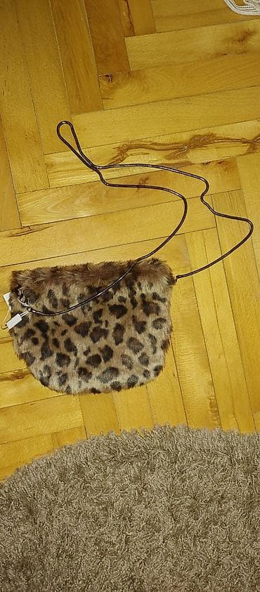 Mala torbica preko ramena sa veštačkim krznom u leopard printu. - na lalafo.rs Mala torbica preko ramena sa veštačkim krznom u leopard printu. -