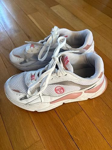 Reebok Classic ženske patike u beloj boji sa roze detaljima. Ovaj na lalafo.rs — 4 Reebok Classic ženske patike u beloj boji sa roze detaljima. Ovaj — 4