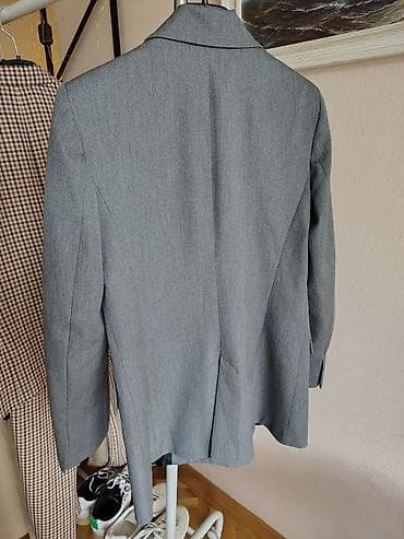 dve suknje po: Žensko sivo odelo. Blejzer sa dvorednim kopčanjem - Model at lalafo.rs — 3 dve suknje po: Žensko sivo odelo. Blejzer sa dvorednim kopčanjem - Model — 3