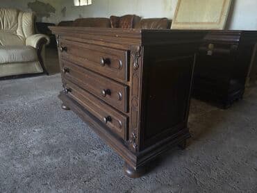 Stilske komode: Elegantna drvena komoda sa tri prostrane fioke, idealna za odlaganje na lalafo.rs — 6 Stilske komode: Elegantna drvena komoda sa tri prostrane fioke, idealna za odlaganje — 6