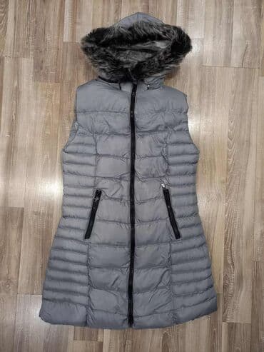 Ženska prošivena dugačka prsluk-jakna sa kapuljačom i krznenim na lalafo.rs Ženska prošivena dugačka prsluk-jakna sa kapuljačom i krznenim