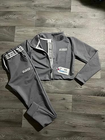 kom sa etiketom: Ženski komplet trenerke – GUESS - Dvodelni set: gornji deo sa at lalafo.rs — 7 kom sa etiketom: Ženski komplet trenerke – GUESS - Dvodelni set: gornji deo sa — 7