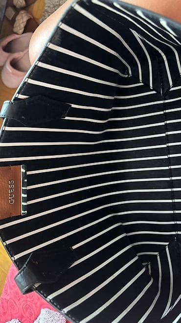 Torba original Guess kratko nošena sa dva lica širina 31 visina 21cm na lalafo.rs — 6 Torba original Guess kratko nošena sa dva lica širina 31 visina 21cm — 6