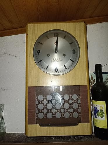 Zidni sat sa slike na navijanje dimenzije 46 cm x 26 cm x 10 cm na lalafo.rs Zidni sat sa slike na navijanje dimenzije 46 cm x 26 cm x 10 cm