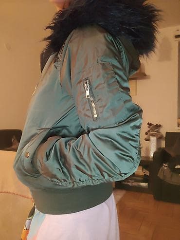 Zelena bomber jakna sa kapuljačom i bogatom veštačkom krznom u na lalafo.rs Zelena bomber jakna sa kapuljačom i bogatom veštačkom krznom u