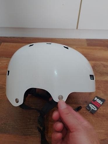 BELL zaštitna kaciga za bicikl/rolere/skate – bela vel S 51-55 cm - na lalafo.rs BELL zaštitna kaciga za bicikl/rolere/skate – bela vel S 51-55 cm -