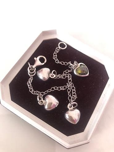 Srebrna narukvica sa privescima u obliku srca. Narukvica ima četiri na lalafo.rs — 1 Srebrna narukvica sa privescima u obliku srca. Narukvica ima četiri — 1