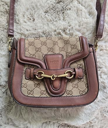 Braon torba crossbody sa GG logom . Nosi se preko ramena, ima 2 tačke na lalafo.rs Braon torba crossbody sa GG logom . Nosi se preko ramena, ima 2 tačke