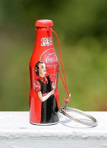 Antiques: Coca Cola, boca iz 1930, privezak. Coca Cola, boca iz 1930, privezak at lalafo.rs — 2 Antiques: Coca Cola, boca iz 1930, privezak. Coca Cola, boca iz 1930, privezak — 2