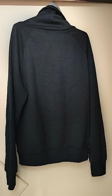 Crna dukserica sa visokim, širokim ovratnikom/rol-kragnom na preklop na lalafo.rs — 3 Crna dukserica sa visokim, širokim ovratnikom/rol-kragnom na preklop — 3