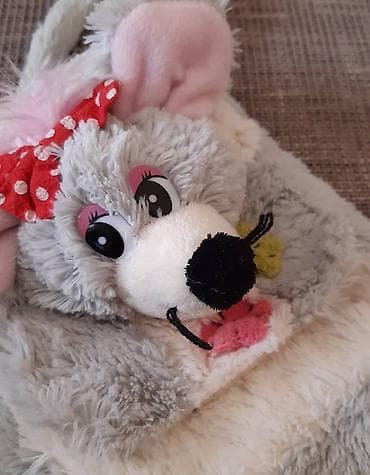 Plišana torbica za decu – siva sa belim detaljima i 3D likom mišića na na lalafo.rs — 3 Plišana torbica za decu – siva sa belim detaljima i 3D likom mišića na — 3