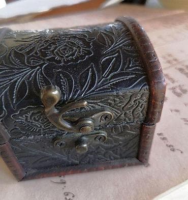 Mali drveni kovčežić. Mali drveni kovčežić sa metalnim šarkama i na lalafo.rs — 3 Mali drveni kovčežić. Mali drveni kovčežić sa metalnim šarkama i — 3