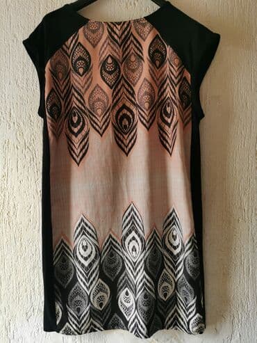 Ženska haljina bez rukava, ravnog kroja do kolena. Prednji deo je crn na lalafo.rs Ženska haljina bez rukava, ravnog kroja do kolena. Prednji deo je crn