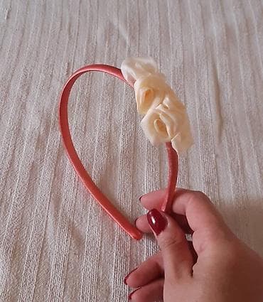 Traka/rajf za kosu sa dekorativnim cvetićima - Materijal: satenska na lalafo.rs — 2 Traka/rajf za kosu sa dekorativnim cvetićima - Materijal: satenska — 2