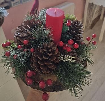 Božićni stolni aranžman sa svećom - Ručni aranžman na drvenoj podlozi na lalafo.rs — 1 Božićni stolni aranžman sa svećom - Ručni aranžman na drvenoj podlozi — 1