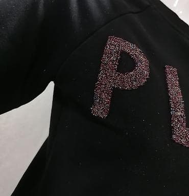 Ženska dukserica sa natpisom PLAY. - Boja: crna - Kroj: klasičan na lalafo.rs — 2 Ženska dukserica sa natpisom PLAY. - Boja: crna - Kroj: klasičan — 2