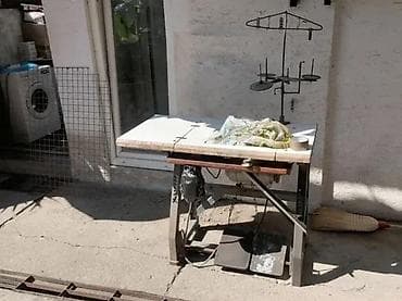 cepaci za drva: Industrijska šivaća mašina sa postoljem i radnim stolom - Teški na lalafo.rs — 10 cepaci za drva: Industrijska šivaća mašina sa postoljem i radnim stolom - Teški — 10