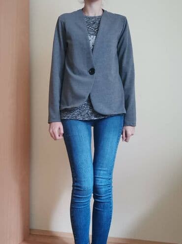 Sivi ženski sako L. Stanje odlično. Nema postavu. Naznačena veličina na lalafo.rs Sivi ženski sako L. Stanje odlično. Nema postavu. Naznačena veličina