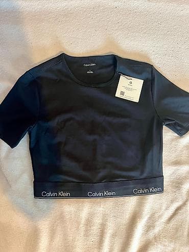 Calvin Klein majica (crop top) na lalafo.rs Calvin Klein majica (crop top)