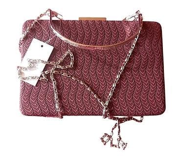 Elegantna ženska večernja torbica – model “clutch” sa metalnim okvirom na lalafo.rs Elegantna ženska večernja torbica – model “clutch” sa metalnim okvirom