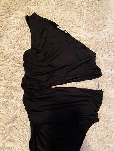 Crni jednodijelni kupaći kostim sa asimetričnim dizajnom. - Model na lalafo.rs — 1 Crni jednodijelni kupaći kostim sa asimetričnim dizajnom. - Model — 1