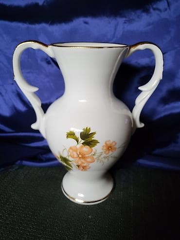 Antiques: Vaza Zajecar porcelan iz 70ih.god. Vaza je perfektna,pozlata ocuvana at lalafo.rs — 1 Antiques: Vaza Zajecar porcelan iz 70ih.god. Vaza je perfektna,pozlata ocuvana — 1