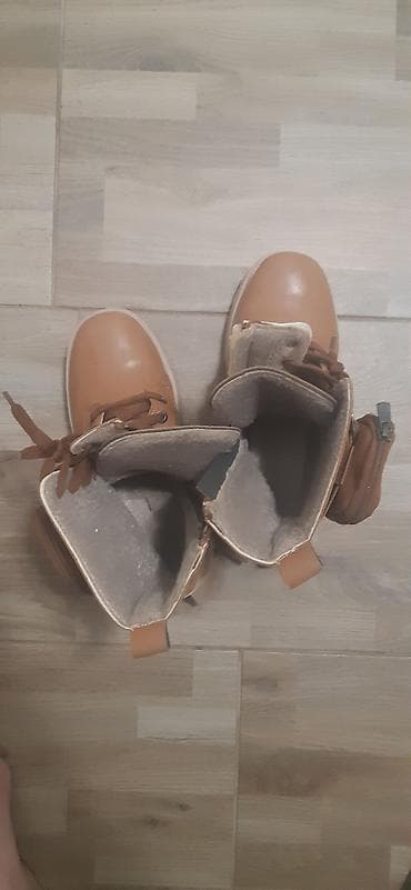 Cizme 38 broj kao nove veoma tople bez mane na lalafo.rs — 1 Cizme 38 broj kao nove veoma tople bez mane — 1