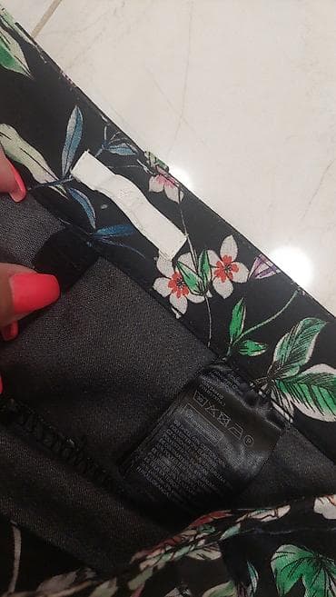 pantalone butiku ali: H&M ženske pantalone sa floralnim printom - Model: uske/skinny na lalafo.rs — 2 pantalone butiku ali: H&M ženske pantalone sa floralnim printom - Model: uske/skinny — 2