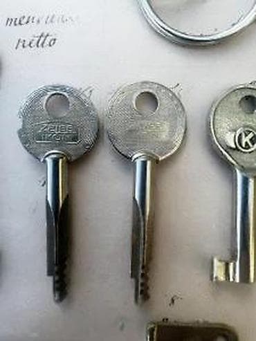 Antiques: Lot starih ključeva, 2 za strujne ormare CENA za sve. Lot starih at lalafo.rs — 10 Antiques: Lot starih ključeva, 2 za strujne ormare CENA za sve. Lot starih — 10
