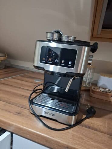 Prodajem aparat za espreso kafu. Malo koriscen. U garanciji je i na lalafo.rs Prodajem aparat za espreso kafu. Malo koriscen. U garanciji je i