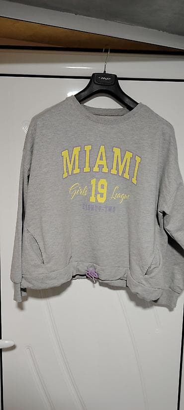 Sivi ženski duks sa printom “MIAMI Girls League 19 – Eighty-Two”. - na lalafo.rs Sivi ženski duks sa printom “MIAMI Girls League 19 – Eighty-Two”. -