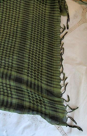 Zelena marama i plava marama. Zelena, pamučna marama sa na lalafo.rs Zelena marama i plava marama. Zelena, pamučna marama sa