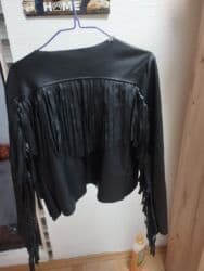 Crna jaknica sa resama. uni vel.od s do l. im malo oštećenje koje je na lalafo.rs Crna jaknica sa resama. uni vel.od s do l. im malo oštećenje koje je