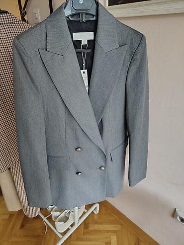 Žensko sivo odelo. Blejzer sa dvorednim kopčanjem - Model na lalafo.rs Žensko sivo odelo. Blejzer sa dvorednim kopčanjem - Model