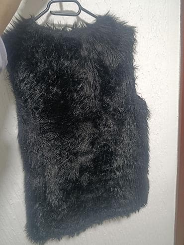 Bershka ženski prsluk od veštačkog krzna - Boja: crna - Model: bez at lalafo.rs — 2 Bershka ženski prsluk od veštačkog krzna - Boja: crna - Model: bez — 2