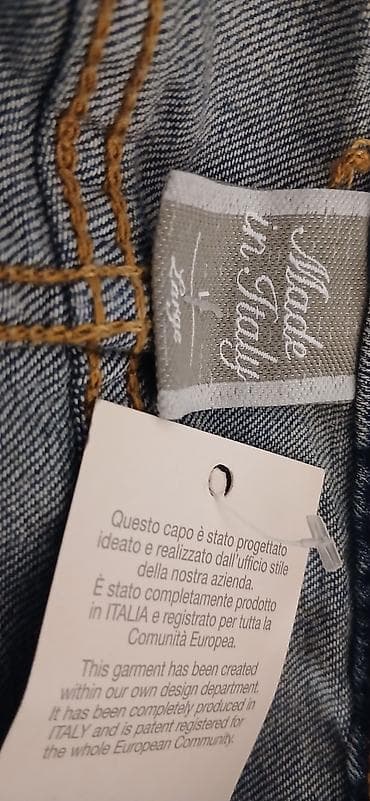 kom sa etiketom: Ženske farmerke sa ukrasnim aplikacijama - Model: ravne nogavice at lalafo.rs — 3 kom sa etiketom: Ženske farmerke sa ukrasnim aplikacijama - Model: ravne nogavice — 3