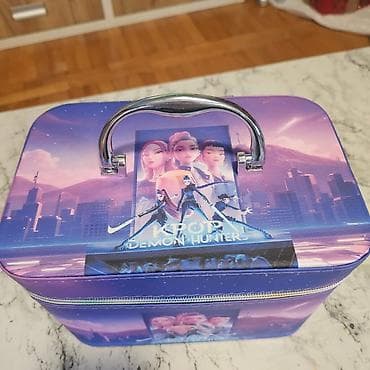 Kozmetička torbica sa ručkom – KPOP Demon Hunters motiv - Tvrda na lalafo.rs — 2 Kozmetička torbica sa ručkom – KPOP Demon Hunters motiv - Tvrda — 2