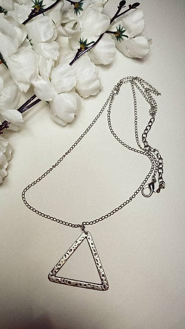 Minimalištička ogrlica sa trouglastim priveskom - Materijal: metal u na lalafo.rs — 1 Minimalištička ogrlica sa trouglastim priveskom - Materijal: metal u — 1