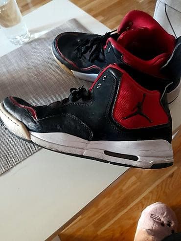 Nike Jordan patike – visok model, crno‑crvena kombinacija sa belim na lalafo.rs Nike Jordan patike – visok model, crno‑crvena kombinacija sa belim