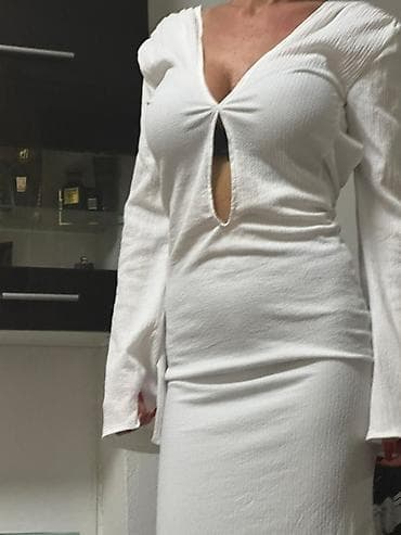 Duga bela haljina sa dugim rukavima i dubokim V izrezom napred. Model na lalafo.rs — 2 Duga bela haljina sa dugim rukavima i dubokim V izrezom napred. Model — 2