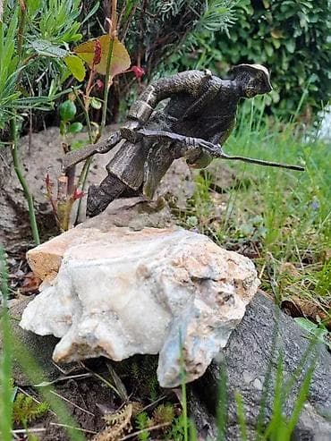 Figura bronzanog vonika na kamenom postolju. Ukupna visina sa at lalafo.rs — 2 Figura bronzanog vonika na kamenom postolju. Ukupna visina sa — 2