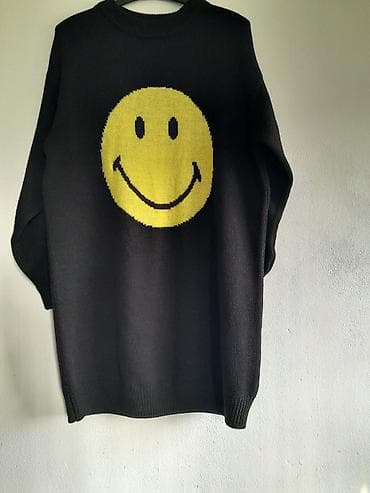 kom sa etiketom: Oversize džemper/haljina sa velikim “smiley” motivom - Boja: crna at lalafo.rs — 2 kom sa etiketom: Oversize džemper/haljina sa velikim “smiley” motivom - Boja: crna — 2