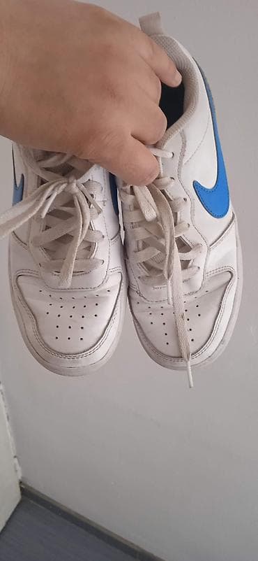 Nike patike – model court/retro stil - Boja: bela sa plavim Swoosh na lalafo.rs — 1 Nike patike – model court/retro stil - Boja: bela sa plavim Swoosh — 1